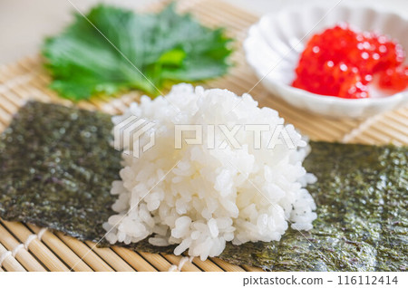 Making fluffy rice balls Making fluffy rice balls 116112414