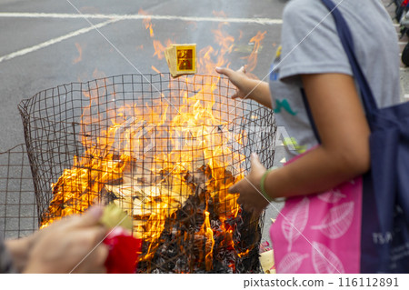 惡魔的紙罐,中國,宗教,中國鬼節,信仰,燒紙罐,中國,中國鬼節,信徒,燒紙 116112891