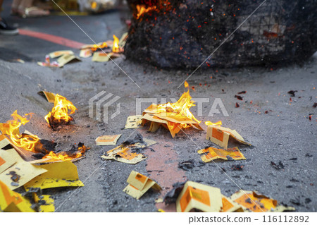 惡魔的紙罐,中國,宗教,中國鬼節,信仰,燒紙罐,中國,中國鬼節,信徒,燒紙 116112892