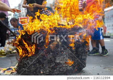 惡魔的紙罐,中國,宗教,中國鬼節,信仰,燒紙罐,中國,中國鬼節,信徒,燒紙 116112894