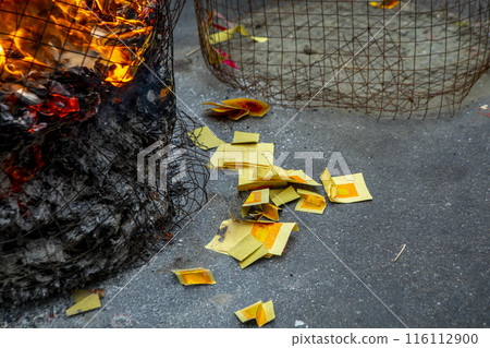 惡魔的紙罐,中國,宗教,中國鬼節,信仰,燒紙罐,中國,中國鬼節,信徒,燒紙 116112900