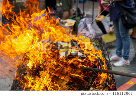 惡魔的紙罐,中國,宗教,中國鬼節,信仰,燒紙罐,中國,中國鬼節,信徒,燒紙 116112902