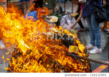 惡魔的紙罐,中國,宗教,中國鬼節,信仰,燒紙罐,中國,中國鬼節,信徒,燒紙 116112903