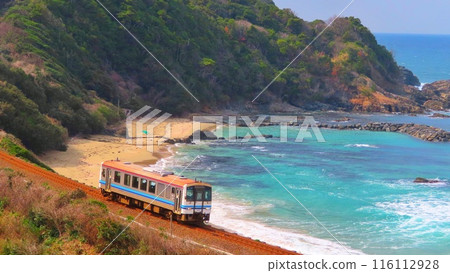 沿著海岸線行駛的基哈當地列車 沿著海岸線行駛的基哈當地列車 116112928