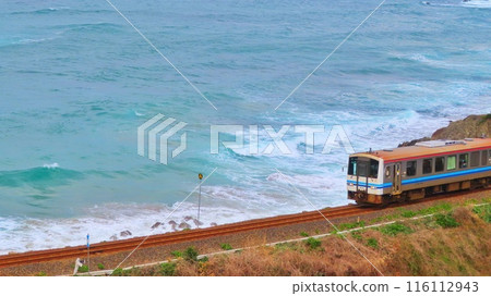 沿著海岸線行駛的基哈當地列車 沿著海岸線行駛的基哈當地列車 116112943