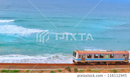 沿著海岸線行駛的基哈當地列車 沿著海岸線行駛的基哈當地列車 116112945