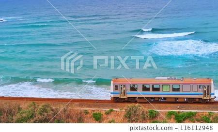 沿著海岸線行駛的基哈當地列車 116112948