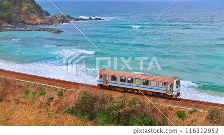 沿著海岸線行駛的基哈當地列車 沿著海岸線行駛的基哈當地列車 116112952