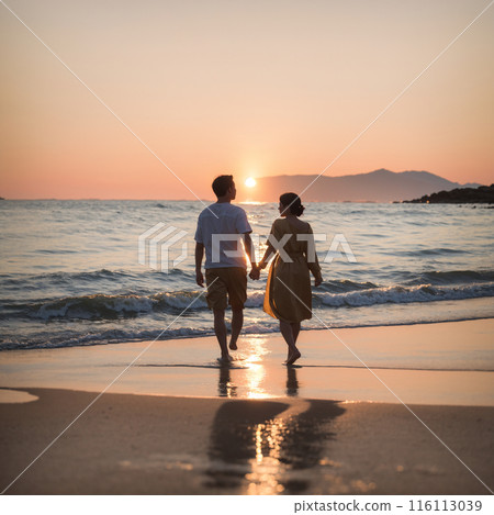 夕陽下，情侶在安靜的海灘上手牽手散步 116113039