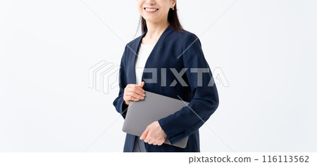 手裡拿著筆記型電腦的女商人 116113562