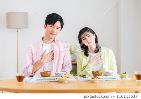 Young couple with anorexia 116113637