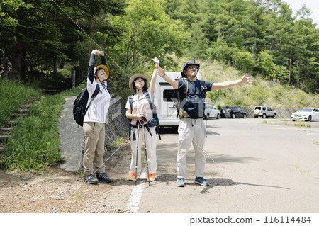 Families enjoying hiking 116114484