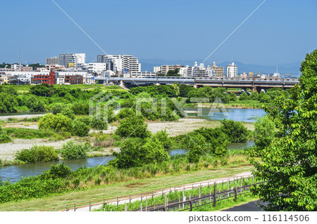 鬱鬱蔥蔥的多摩川、穿越多摩川的東急線二子新地站週邊的城市景觀[神奈川縣川崎市 - 東京都世田谷區] 116114506
