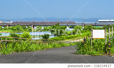 穿越多摩川的東急電車和多摩川河床的風景【東京都世田谷區～神奈川縣川崎市】 116114517