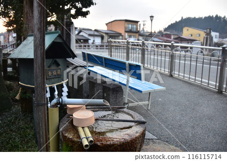 日本岐阜縣高山市,春季高山祭期間,一座小神社和古老的城鎮景觀,在參觀神社之前可以在 chozuya 清潔雙手和口腔 日本岐阜縣高山市,春季高山祭期間,一座小神社和古老的城鎮景觀,在參觀神社之前可以在 chozuya 清潔雙手和口腔 116115714