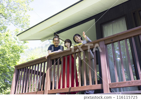 A businessperson giving a tour to a middle-aged couple 116115725