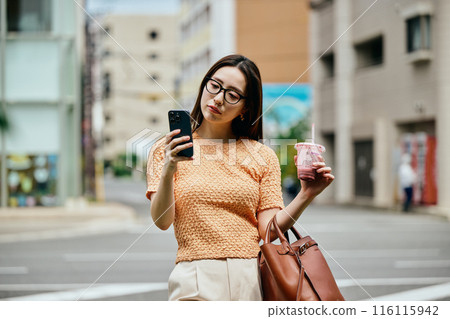 一個操作智能手機的年輕女子 116115942