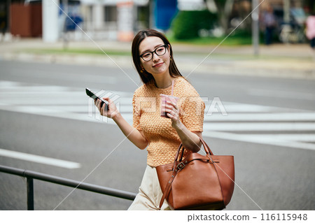 一個操作智能手機的年輕女子 116115948