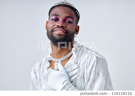 Diligent pleasant 20s black man with dark skin in white sweet shirt and crown. 116116518