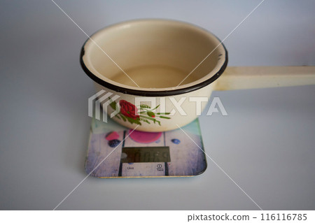 the process of making galette pie with mulberry 116116785