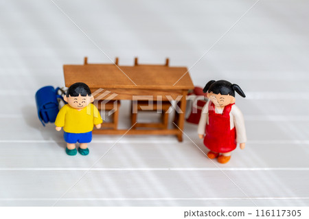 為小學生兄弟姊妹手工製作的紙黏土娃娃 116117305