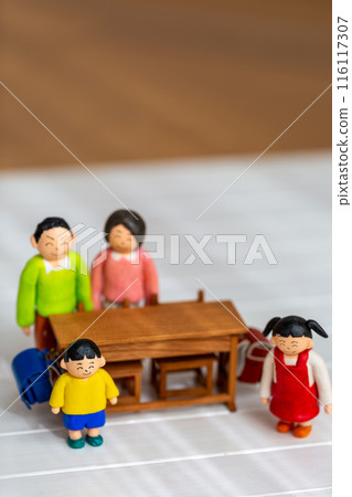 Handmade paper clay dolls: A family of elementary school siblings 116117307