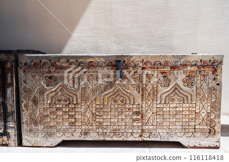 antique traditional antique Uzbek handmade wooden chest with a pattern on metal lining on the street antique traditional antique Uzbek handmade wooden chest with a pattern on metal lining on the street 116118418
