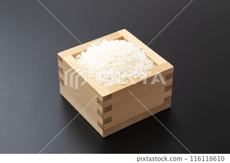 黑色背景上的白飯 黑色背景上的白飯 116118610
