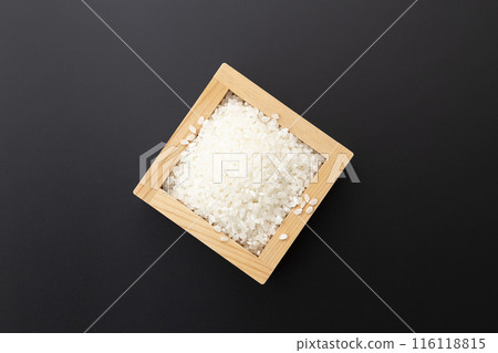 黑色背景上的白飯 黑色背景上的白飯 116118815