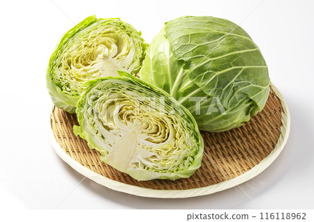 白色背景下放在托盤中的捲心菜 116118962