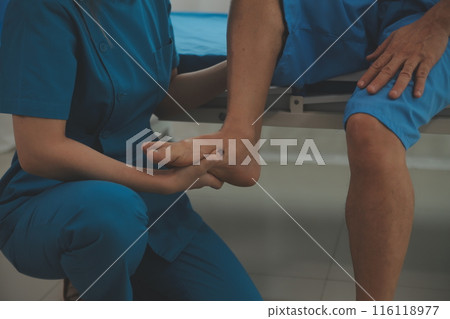 Physical therapists work with patients in close-up clinics. The concept of rehabilitation of physical health, the doctor gives advice to the patient. Ankle problems and muscle injuries Physical therapists work with patients in close-up clinics. The concept of rehabilitation of physical health, the doctor gives advice to the patient. Ankle problems and muscle injuries 116118977