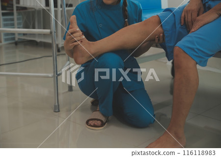 Physical therapists work with patients in close-up clinics. The concept of rehabilitation of physical health, the doctor gives advice to the patient. Ankle problems and muscle injuries 116118983