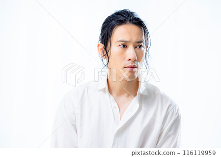 Middle-aged man wearing a white shirt 116119959