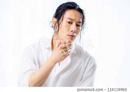 穿著白襯衫的中年男子 116119960