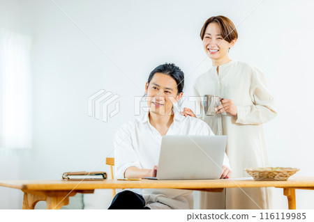 年輕夫婦在餐廳看電腦 116119985