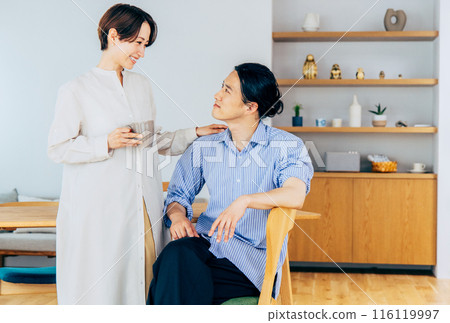 中間的情侶 116119997