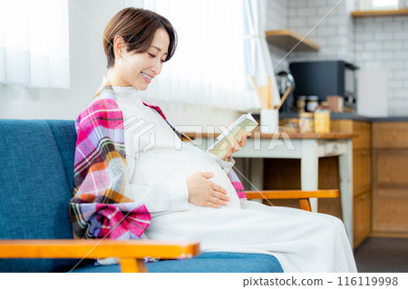 觀看母親和兒童手冊的孕婦 116119998