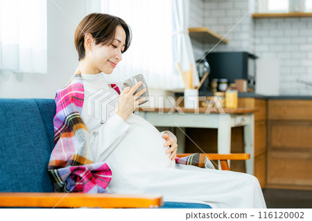一個喝熱飲料的孕婦 116120002