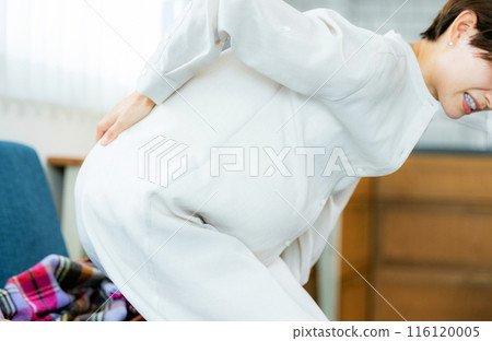 Pregnant woman whose back hurts Pregnant woman whose back hurts 116120005