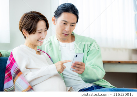 看智慧型手機的夫婦，孕婦 116120013