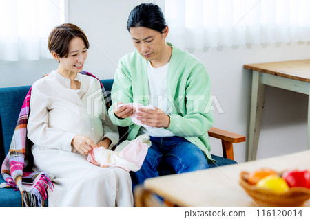 孕婦和丈夫帶著嬰兒用品 116120014