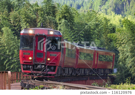 久大本線運行的“Kiha 185系列特急由布” 久大本線運行的“Kiha 185系列特急由布” 116120976