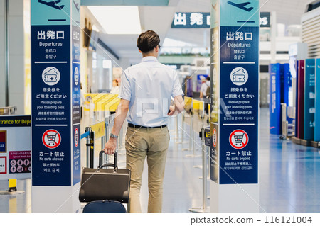 A man heading to the departure lobby at the airport 116121004
