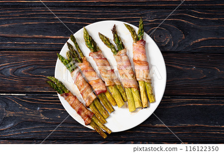 Fried asparagus rolled with bacon meat 116122350