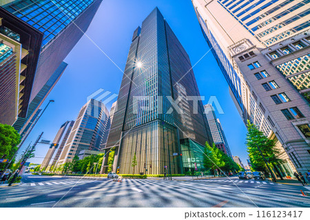 日本東京街景道路上出現圖案! …大手町塔反射的陽光營造出的神秘景象=5月5日 日本東京街景道路上出現圖案! …大手町塔反射的陽光營造出的神秘景象=5月5日 116123417