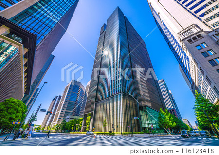 Tokyo cityscape in Japan: Patterns appear on the road! ... A mysterious scene created by sunlight reflecting off Otemachi Tower = May 5th 116123418