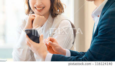 開會的男性和女性商人 116124140