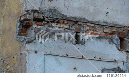 cracked wall with cracked paint on a wall 116124234