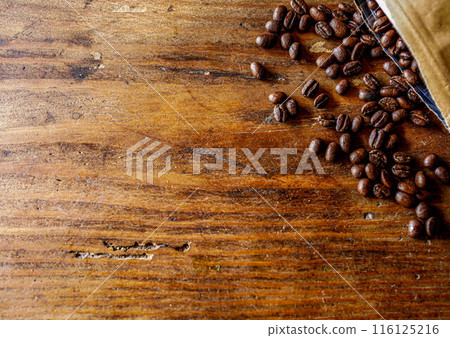 咖啡豆和木桌 116125216