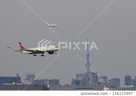 一架客機抵達東京。 116125897